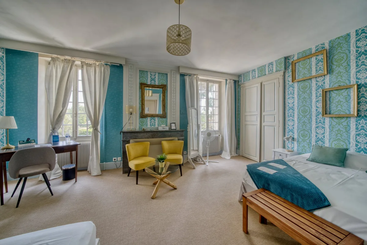 Chambre d'hôtel de caractère avec cheminée et moulures, photographiée par ErgeekPhoto