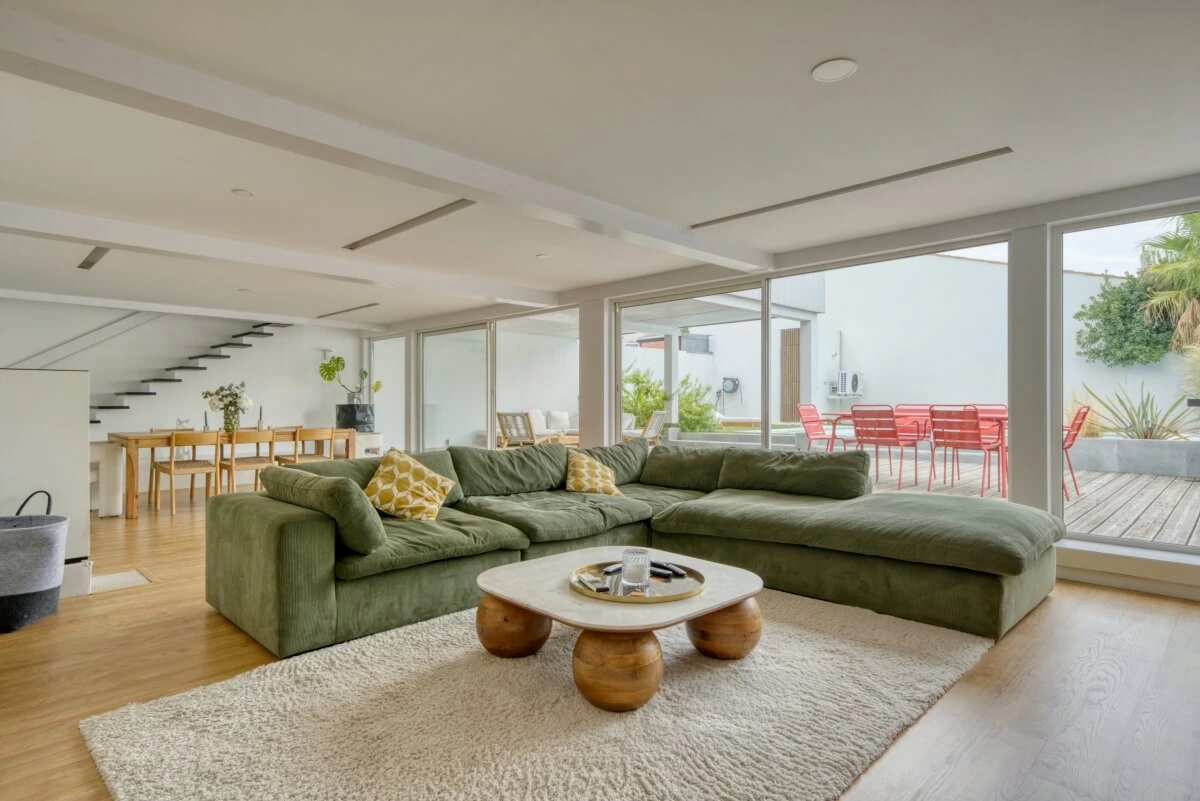 Agent immobilier présentant une maison de luxe